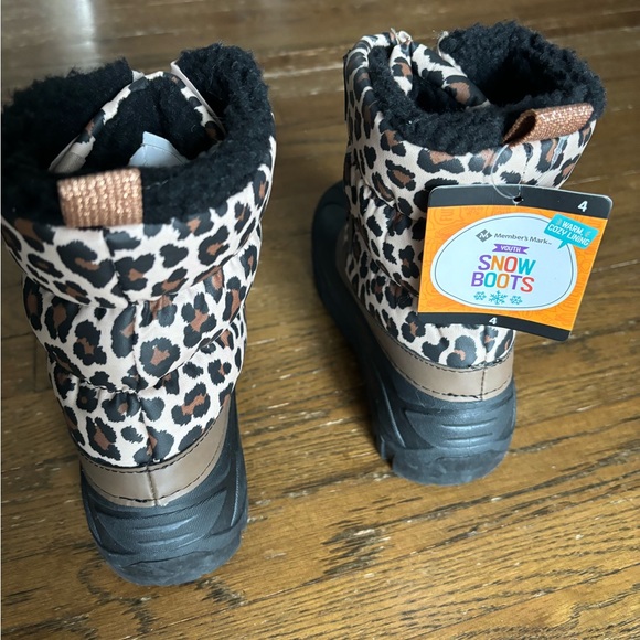Member’s Mark youth size 4 brand new snow boots - Picture 2 of 3